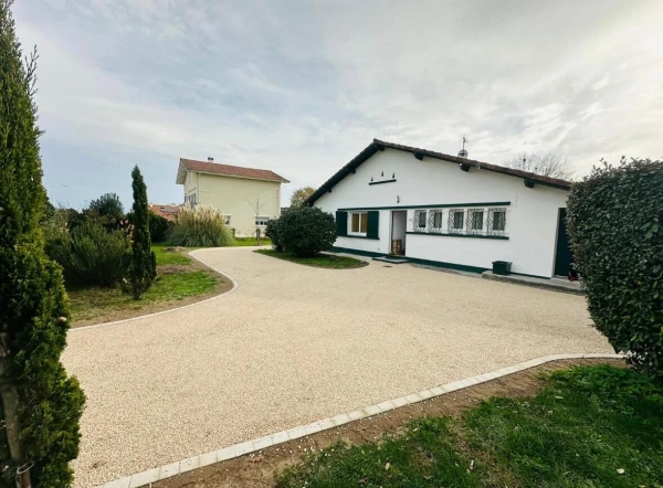 Aménagement d'une cour en Gravistar®, Alvéostar® Crème et Pavés La Couture® Ton Pierre à Mont-de-Marsan