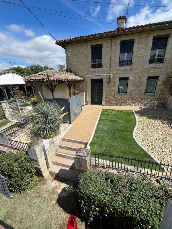 Aménagement de cour paysager avec Minéralstar®, DM Green® et finitions La Couture®