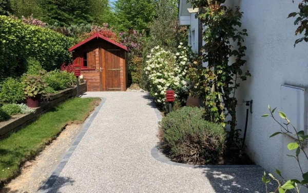 Chemin en Alvéostar®, béton décoratif et Pavé La Couture - Entreprise Thuard