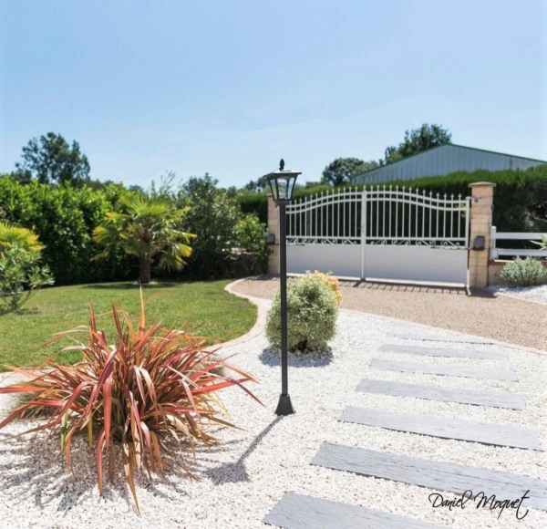 Chemin en Alvéostar® et plaque de schiste ardoise