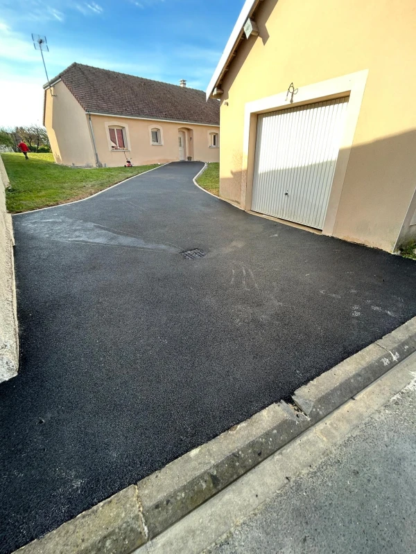 Chemin en enrobé à chaud et Pavé la couture®