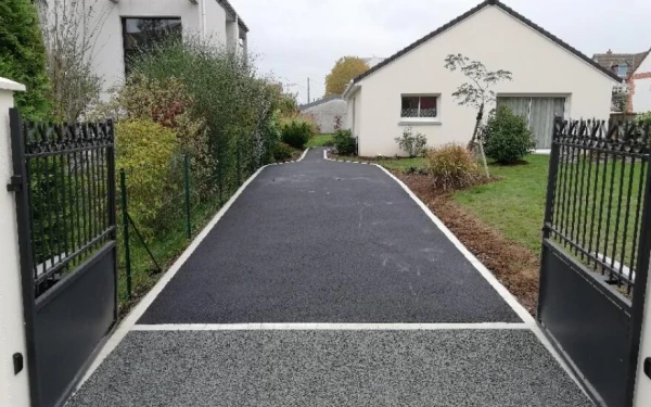 Chemin en enrobé noir à chaud