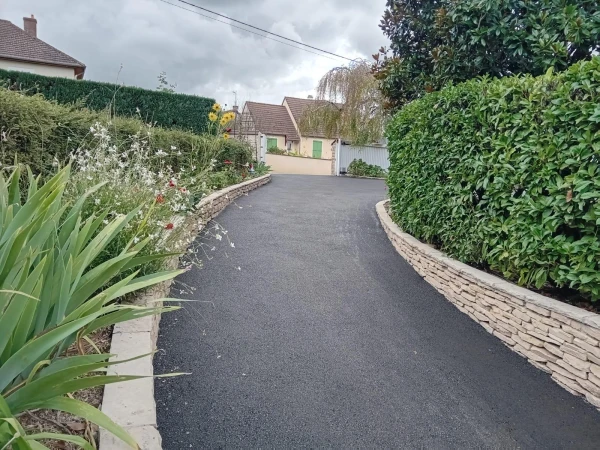 Chemin en enrobé noir à chaud