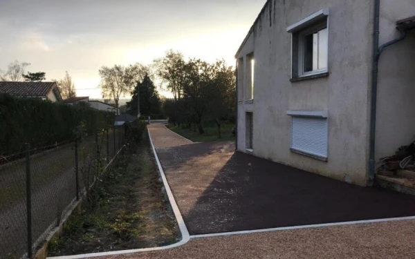 Chemin en enrobé rouge à chaud et Alvéostar - Entreprise Nadau