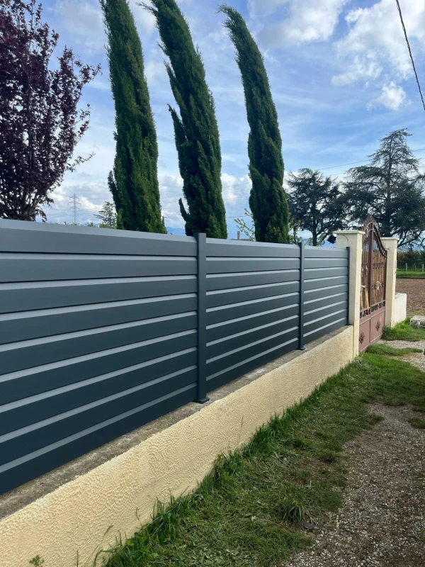 Clôture aluminum Pannecier'Easy sur muret
