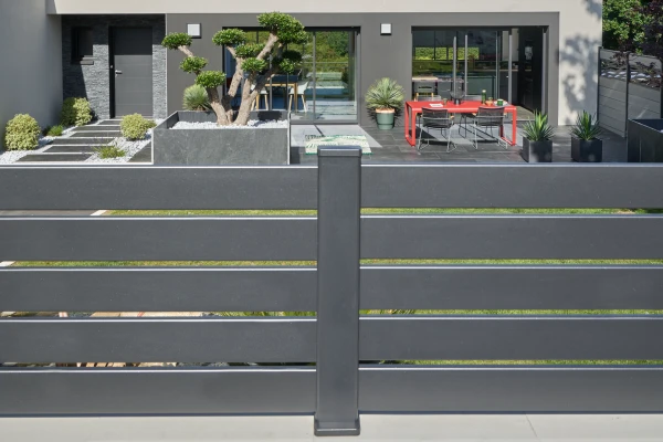 Clôture Bollen'Easy sur muret, création paysagère et plantation + terrasse en dallage
