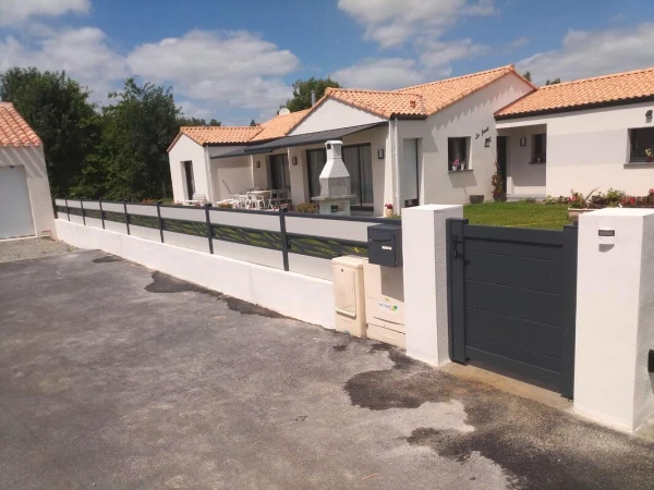 Clôture composite avec décor sur muret et portillon