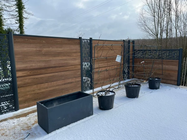 Clôture composite DoMaStyl' Effet Bois Teck avec Décor