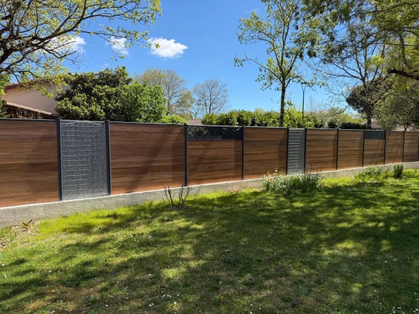 Clôture DoMaStyl' effet bois avec décors et gabions DoMaRoc'