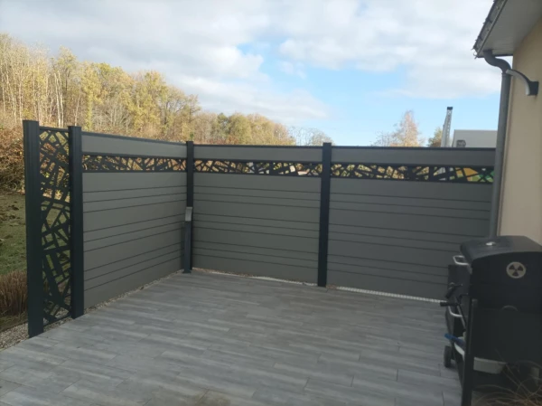 CLOTURE DOMASTYL  POUR BRISE VUE SUR  UNE TERRASSE AVEC DECOR HORIZONTAL et VERTICAL  "NEW YORK"