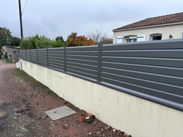 Clôture Easy' Pannecier'Easy Gris 2900 pose sur platine avec couvertine alu