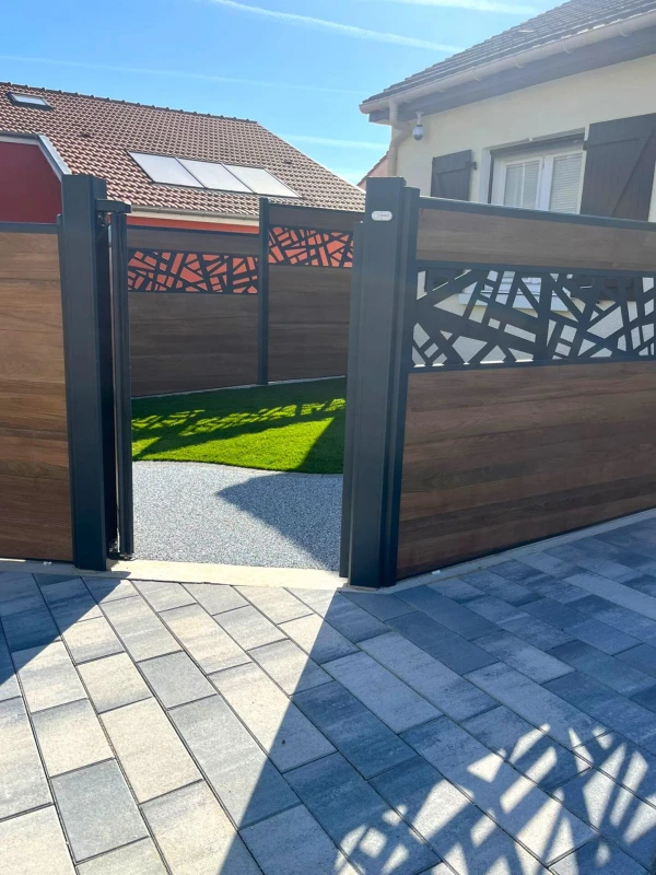 Clôture et Portillon DoMaStyl' effet bois avec décors