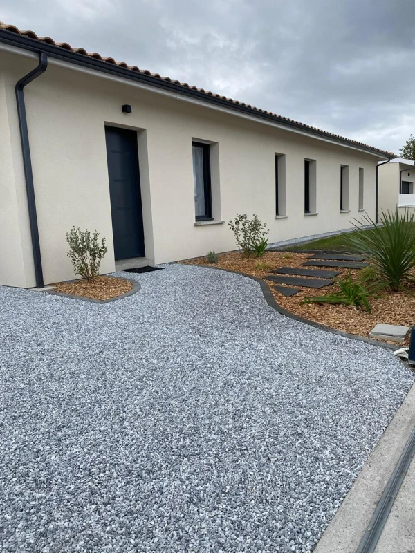 Cour drainante en Alvéostar® Gris Perle avec massifs paysagers