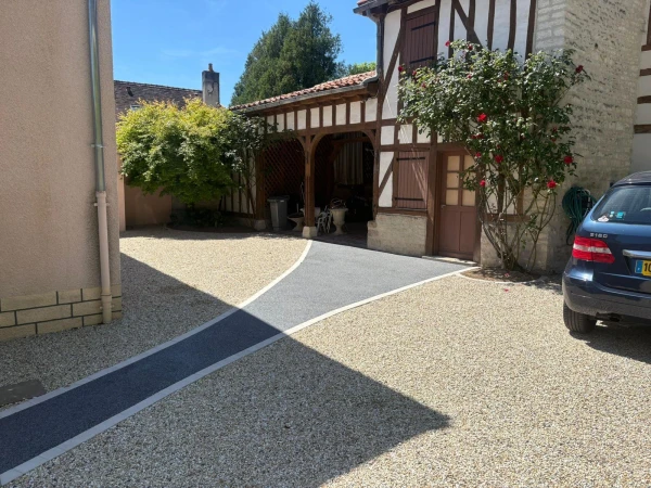 Cour en Alvéostar beige, allée en Minéralstar gris et pavés La Couture en bordure
