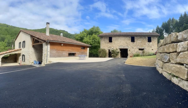 Cour en Alvéostar beige ® enrobé à chaud et Pavé la couture®ton pierre
