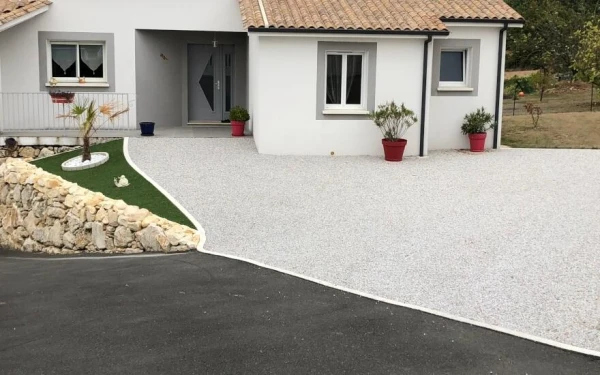 Cour en Alvéostar®, DM Green®, enrobé à chaud et Pavé La Couture®