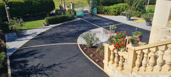 Cour en Alvéostar®, enrobé à chaud et Pavé la couture®