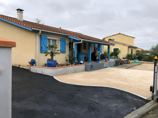 Cour en Alvéostar®, enrobé à chaud et Pavé la couture®