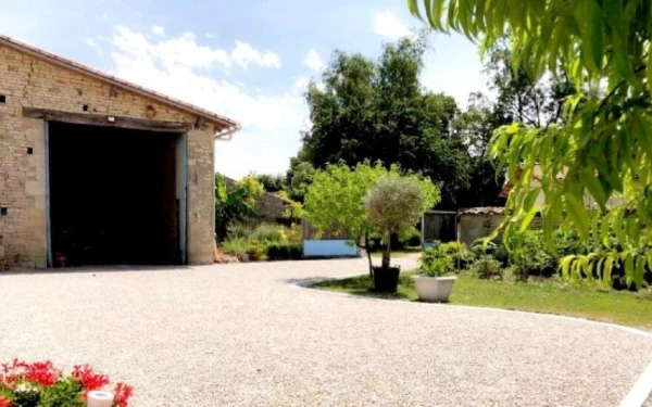 Cour en Alvéostar® - Entreprise Larue