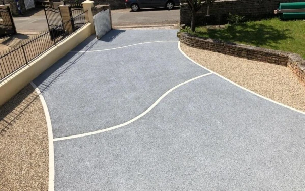 Cour en Alvéostar® et béton drainant