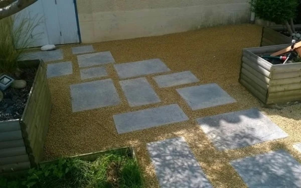Cour en Alvéostar® et dallage
