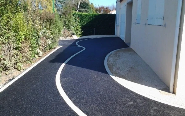 Cour en Alvéostar® et enrobé