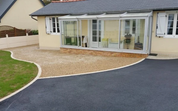 Cour en Alvéostar® et enrobé à chaud