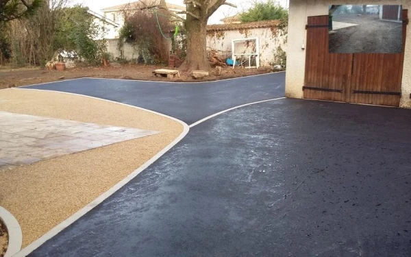 Cour en Alvéostar® et enrobé noir à chaud