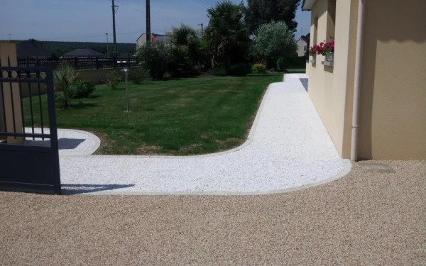 Cour en Alvéostar® et Gravistar®