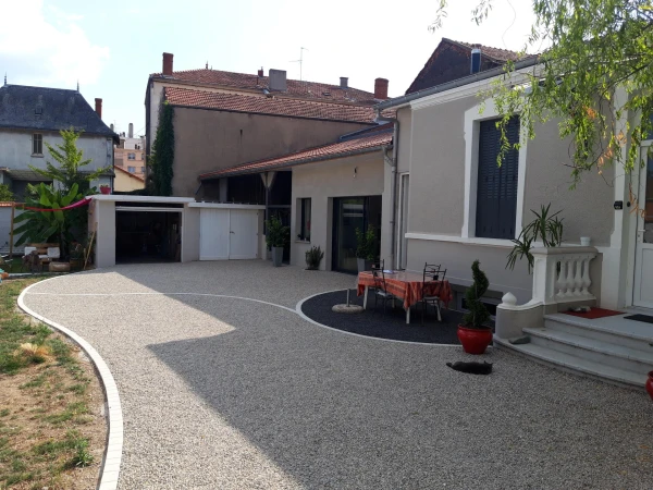 Cour en Alvéostar® et Gravistar®