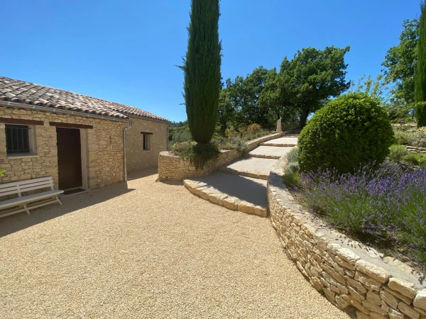 Cour en Alvéostar® et Hydrostar®