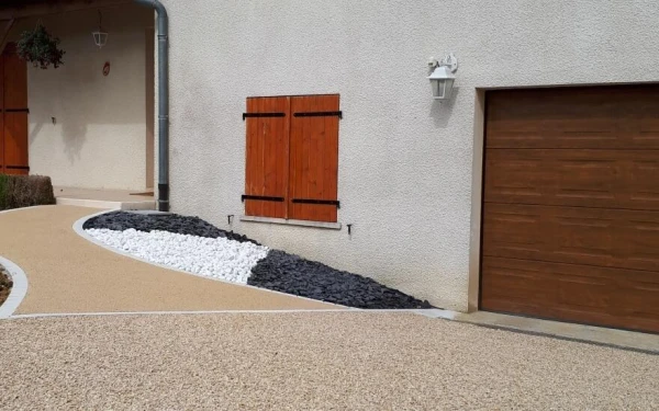 Cour en Alvéostar® et Minéralstar®