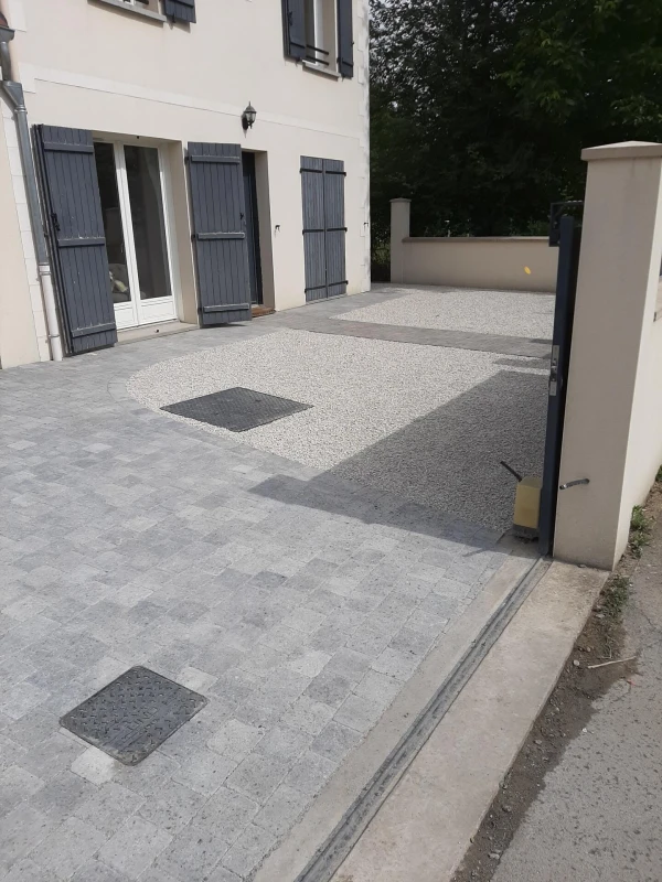 Cour en Alvéostar® et pavage