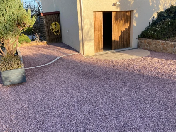 Cour en Alvéostar® et pavage dallage