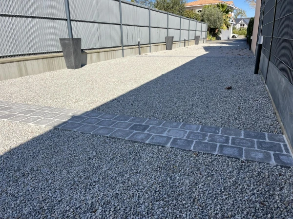 Cour en Alvéostar et pavés avec mise en lumière lightpro