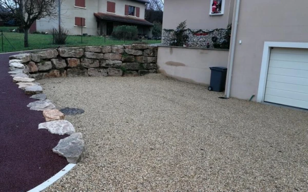 Cour en Alvéostar® et Stardraine®