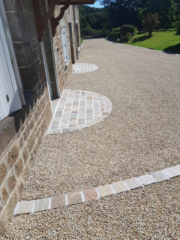 Cour en Alvéostar®, Gravistar® et pavage dallage