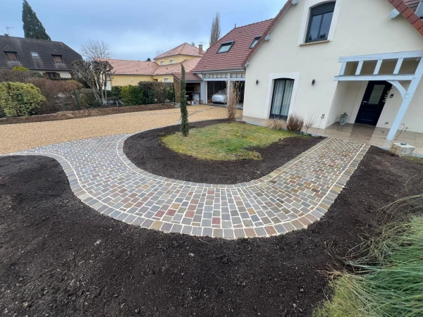 Cour en Alvéostar Montrevel avec chemin en pavage Grès