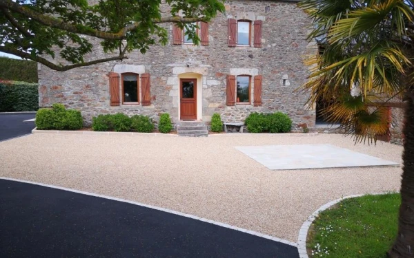 Cour en Alvéostar® Pavé la Couture®et enrobé noir à chaud