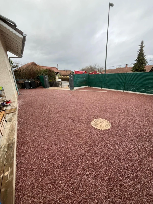 Cour en alvéostar rouge