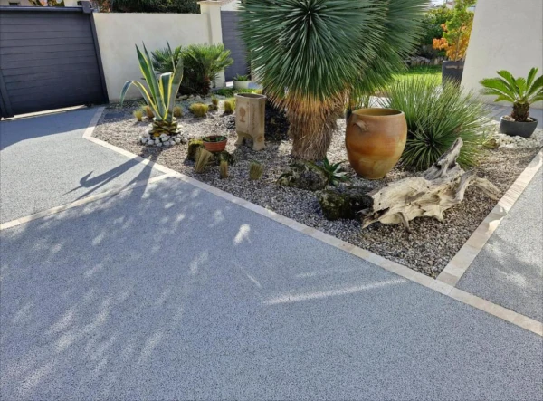 Cour en béton décoratif et création d'un massif paysager