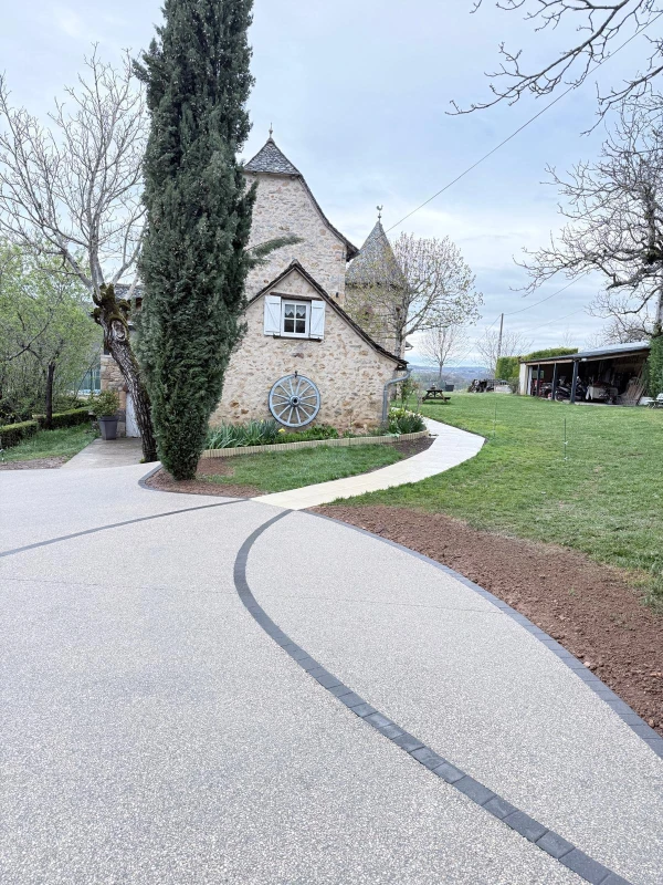 Cour en béton désactivé gris