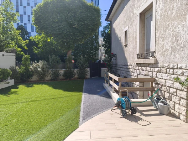 Cour en DM green + Hydrostar basalte + terrasse en grès cérame