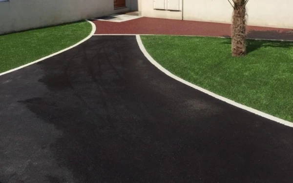 Cour en DM Green®, Stardraine® et enrobé noir à chaud