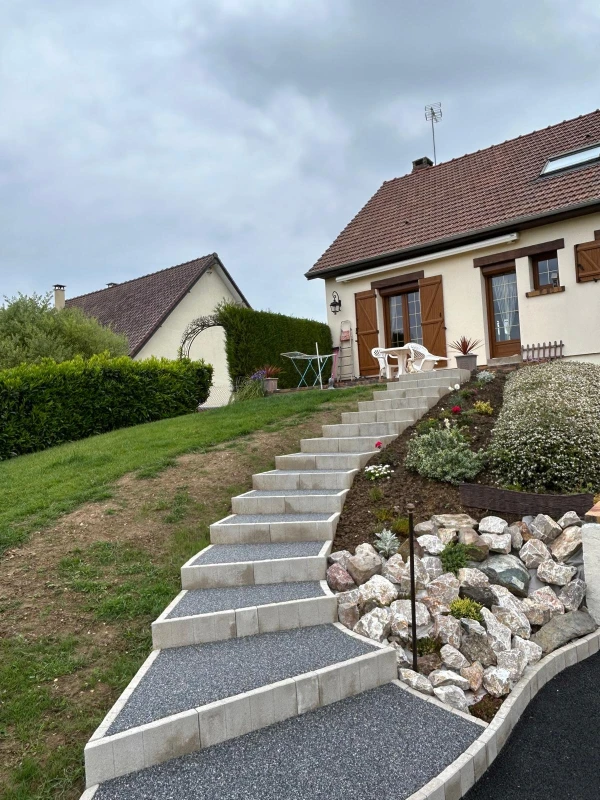 Cour en enrobé à chaud avec motif Hydrostar et en pavé La Couture