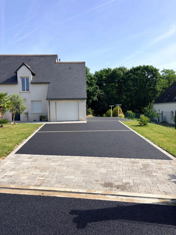 Cour en enrobé à chaud et pavage
