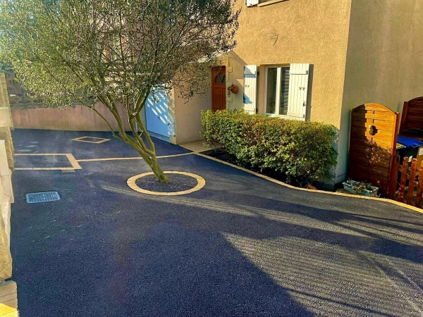 Cour en enrobé à chaud et pavage dallage