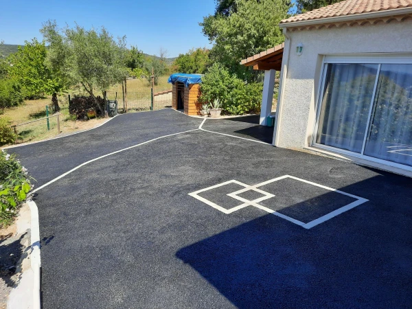 Cour en enrobé à chaud et Pavé