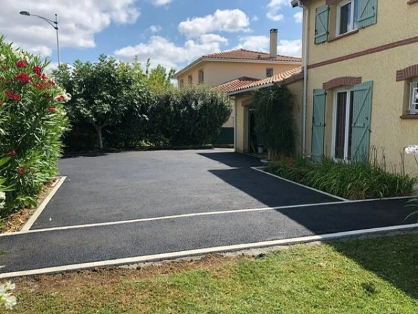 Cour en enrobé à chaud et Pavé la couture®