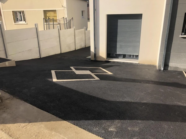 Cour en enrobé à chaud et Pavé la couture®